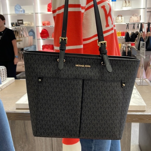 MICHAEL KORS JET SET TRAVEL MEDIUM DOUBLE POCKET TOTE
BLACK SIGNATURE
NWT - Picture 9 of 16